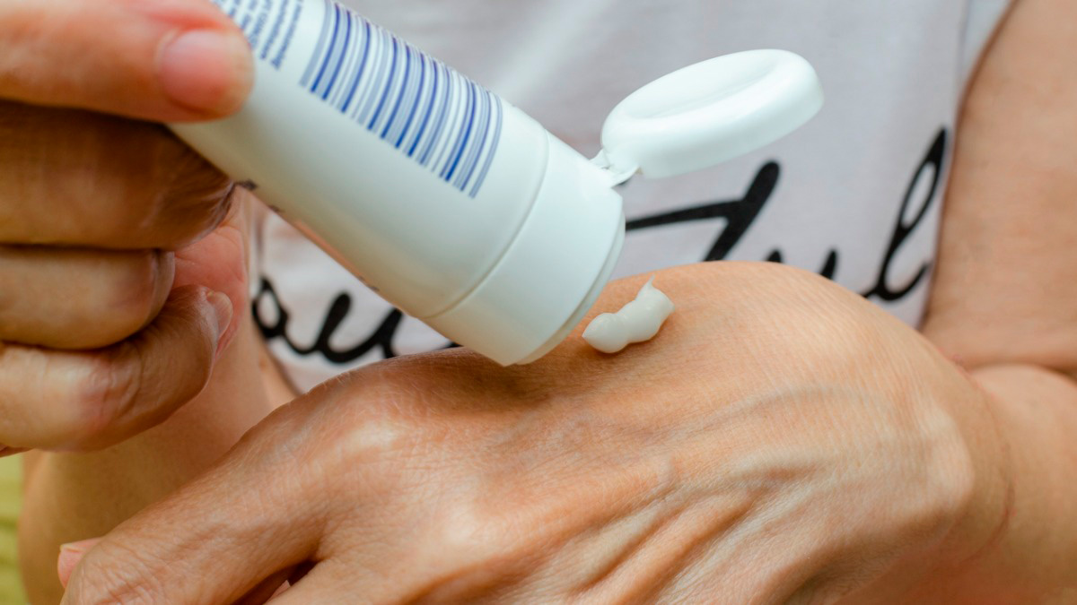 Appliquer de la crème hydratante sur ses mains